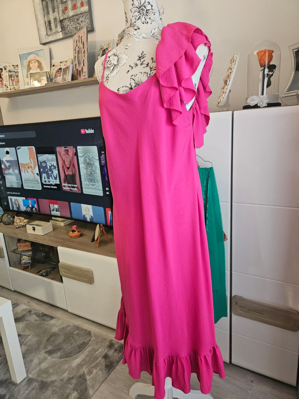 Rochie lungă roz fucsia cu volane, croitorie la comandă în atelierul Adyna&Sara — Sector 2 Bucureşti